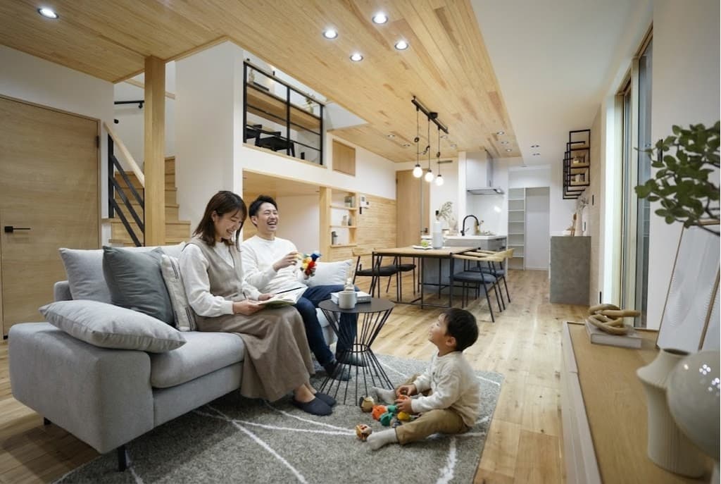 家族がリビングでくつろぐ様子