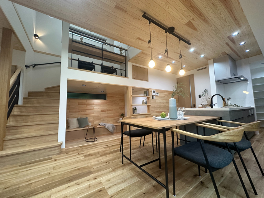 現代の住まいに調和する美しい木の造作収納や手作りの棚ディテール